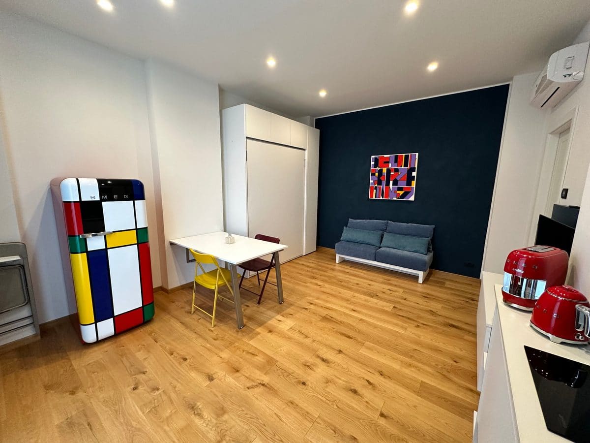 Appartamento A a Rivoli — Monolocale al pian terreno con letto a scomparsa e cucina a vista, pensato per soggiorni essenziali e curati.