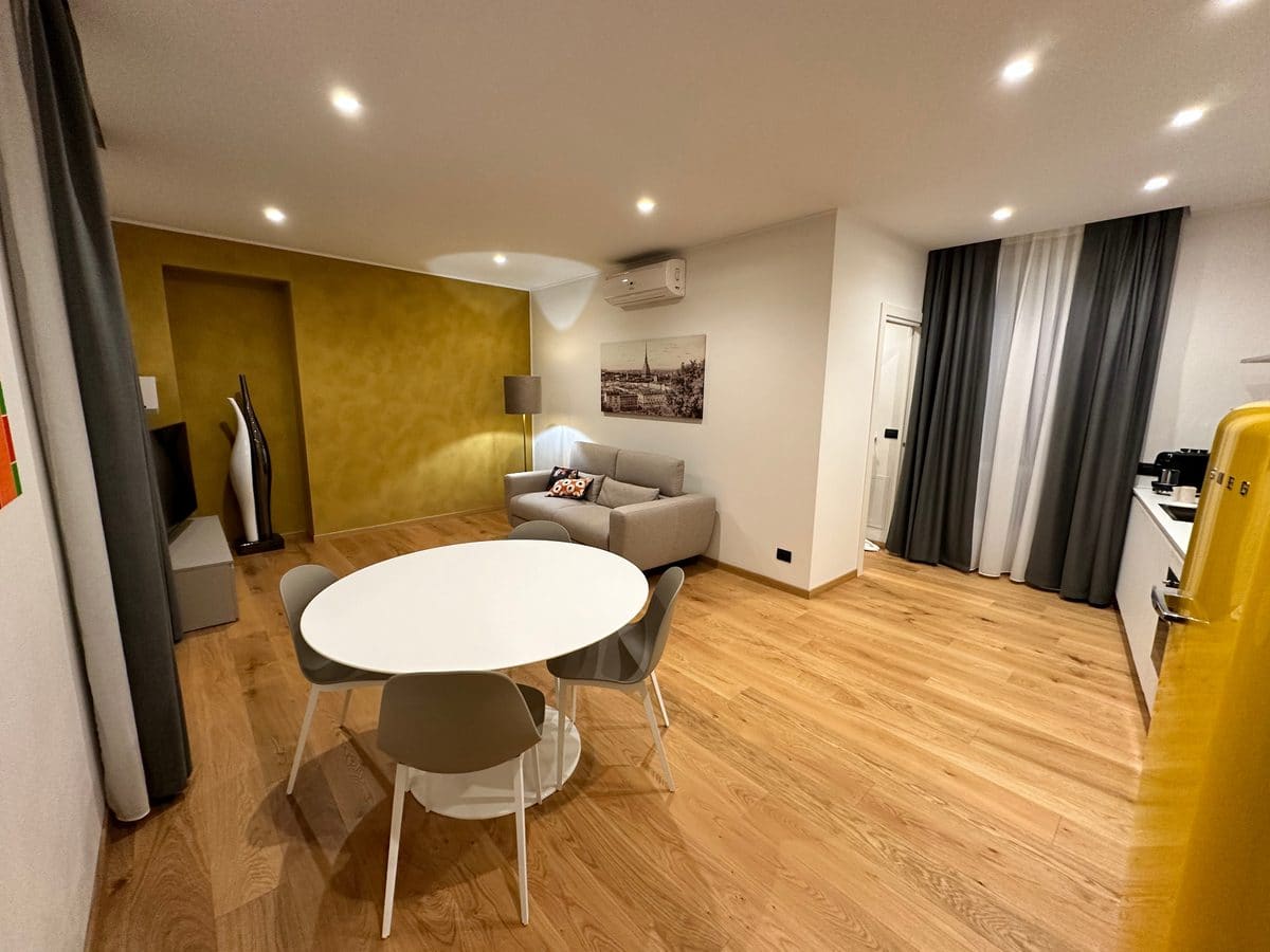 Appartamento C a Rivoli — Bilocale da 50 m² con camera matrimoniale e living con cucina a vista, equilibrato tra spazio e funzionalità.