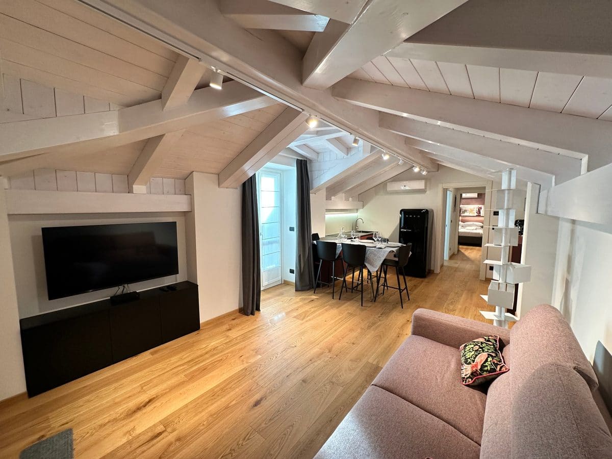Appartamento D a Rivoli — Bilocale mansardato da 60 m² con soggiorno e cucina a vista, dal carattere raccolto e contemporaneo.